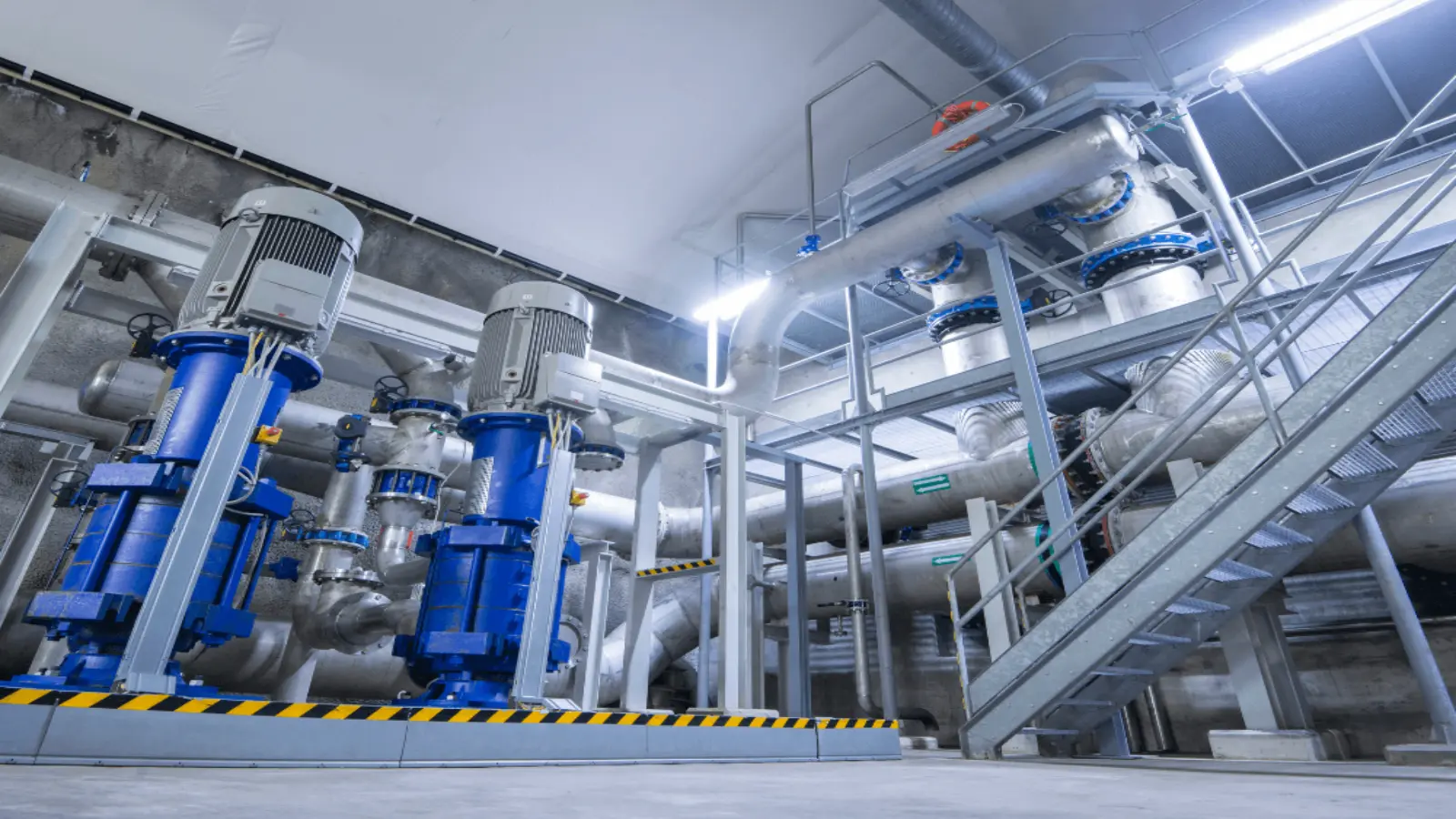 Water treatment plant with filtration channels and clarifiers